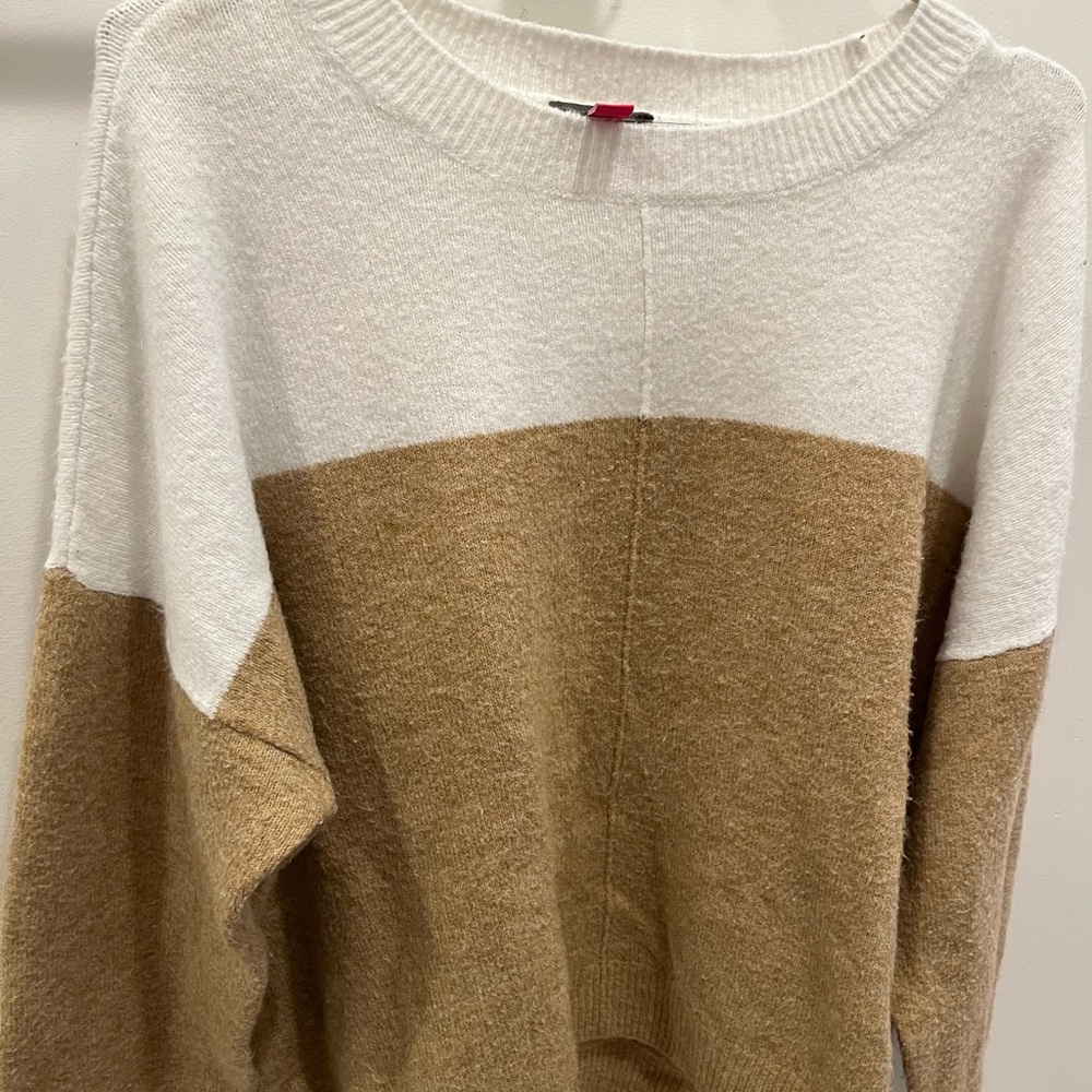 Vince Camuto White and Tan Crew Neck Sweater